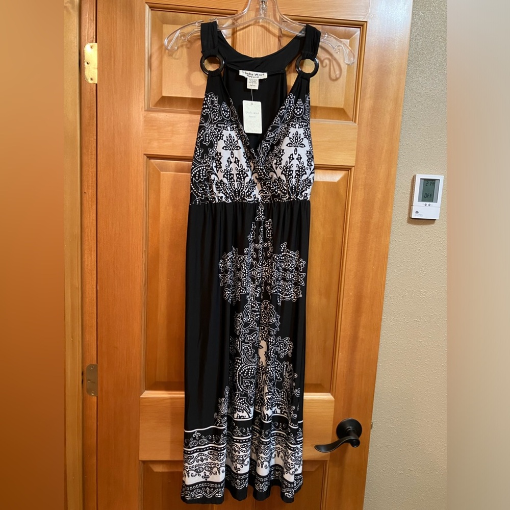 Studio West Apparel sleeveless v neck dress size  Large NWT